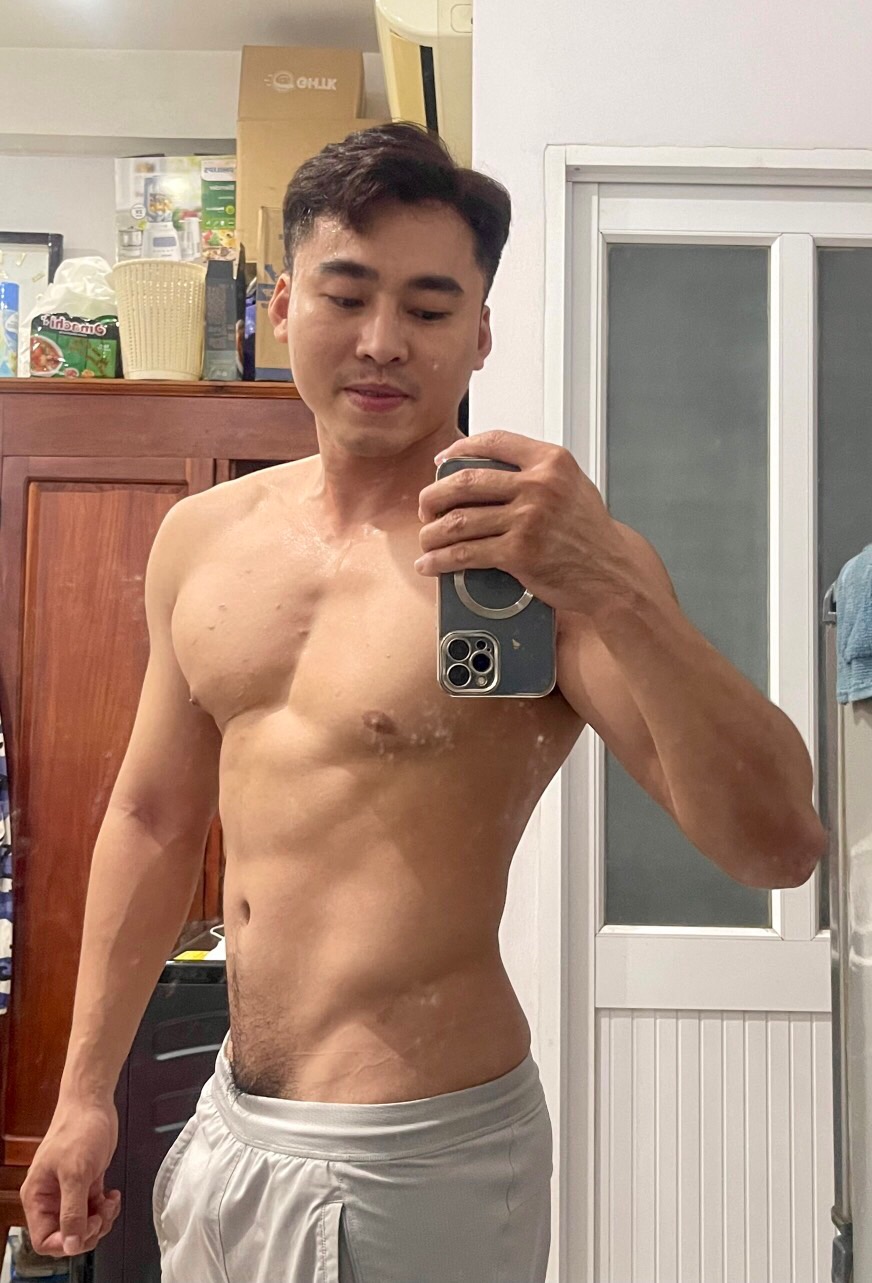 adam hùng